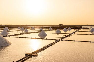 Jingzaijiao Tile gün batımında Tayvan 'ın Tainan şehrinde tuz tarlalarını asfaltladı.