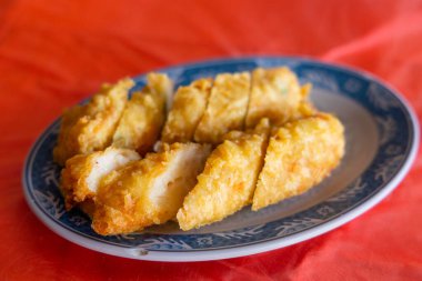 Kızarmış karides köftesi.