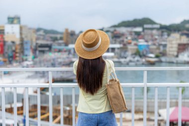 Tayvan 'ın Keelung şehrinde denize bakan turist kadın