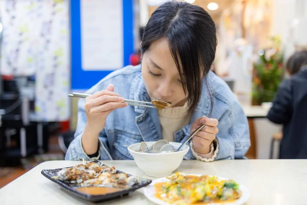 Reizen Vrouw Genieten Van Taiwanese Keuken Met Mossel Oester Restaurant — Stockfoto