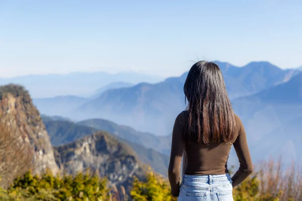 女性はハイキングに行き 山の景色を楽しむ — ストック写真