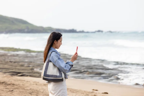Kobieta Używa Telefonu Komórkowego Robienia Zdjęć Plaży — Zdjęcie stockowe