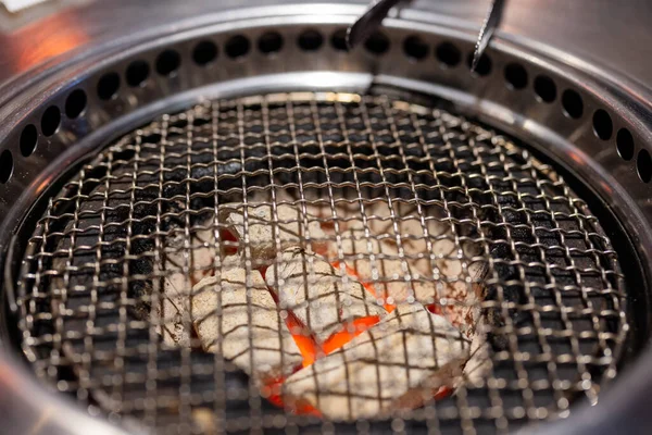 日本料理店での金属焼きと炭 — ストック写真