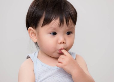 Asyalı tatlı oğlan parmağını ağzına soktu.