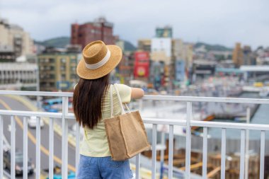 Tayvan 'ın Keelung şehrinde denize bakan turist kadın