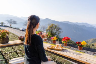 Kadınlar sabah sütlü çaylarını açık kafede içerler.
