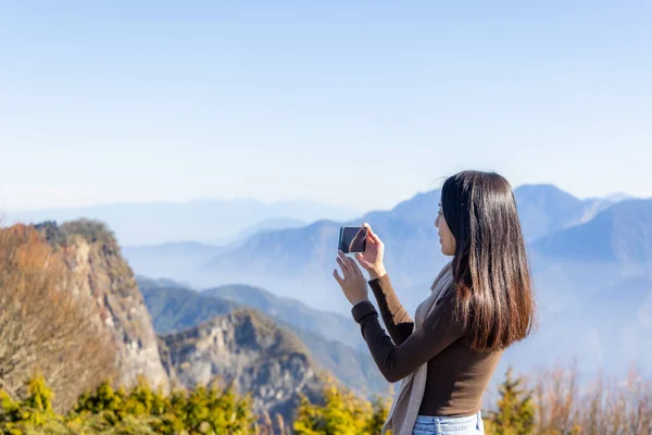 Жінка Фотографує Мобільному Телефоні Краєвидів Горі — стокове фото