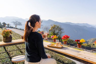 Kadınlar sabah sütlü çaylarını açık kafede içerler.