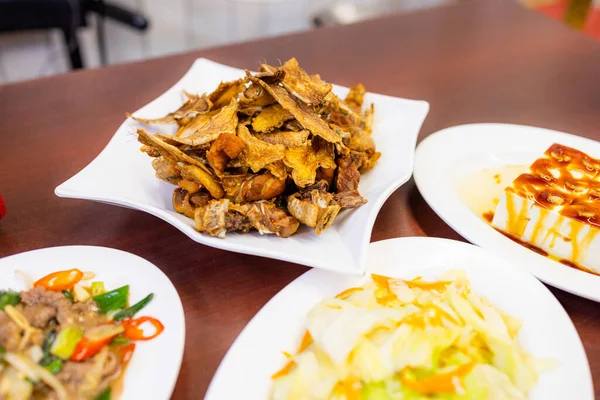 Китайская Кухня Различными Блюдами — стоковое фото