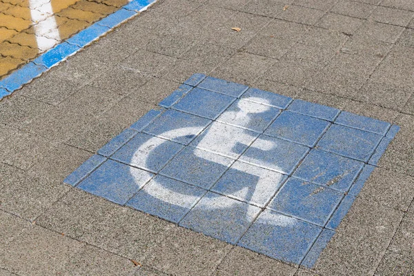 Beschilderung Für Behinderte Auf Parkplatz — Stockfoto
