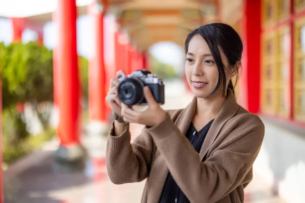 Travel Woman Use Digital Camera Take Photo Chinese Temple — ストック写真