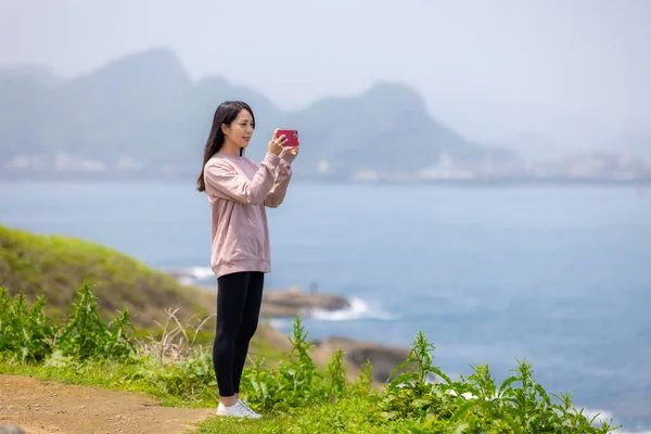Жінка Використовує Мобільний Телефон Щоб Сфотографуватися Морі — стокове фото