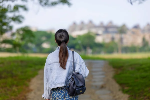 Жінка Гуляє Парку — стокове фото