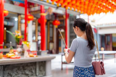 Kadınlar dilekleri için Çin tapınağında tütsü tutarak dua ederler.