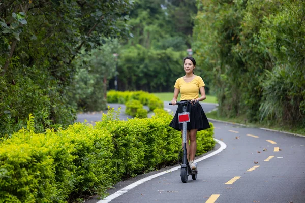 Mujer Jugar Con Moto Parque —  Fotos de Stock