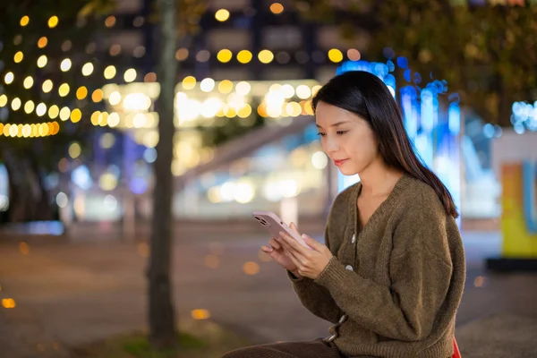 Женщина Смотрит Мобильный Телефон Городе Ночью — стоковое фото
