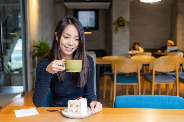 Mulher Desfrutar Seu Bolo Café — Fotografia de Stock