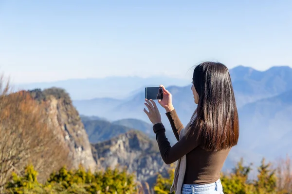 Γυναίκα Τραβήξτε Φωτογραφία Στο Κινητό Του Τοπίου Θέα Στο Βουνό — Φωτογραφία Αρχείου