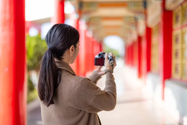 Travel Woman Use Digital Camera Take Photo Chinese Temple — Foto Stock
