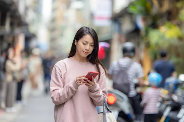 Использование Женщинами Мобильного Телефона Городе Тайбэй — стоковое фото