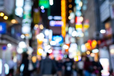 Geceleri şehir caddesinin bulanık görünümü