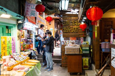 Fenqihu, Tayvan - 13 Şubat 2023: Tayvan 'daki Alishan dağlarında yer alan Fenqihu kasabasındaki Eski Sokak' ı ziyaret edenler