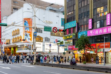 Taipei, Tayvan - 01 Mayıs 2023: Akşam vakti Taipei şehir caddesi