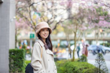 Şehirde kadınlar kışlık kıyafet giyer.