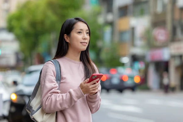 Использование Женщинами Мобильного Телефона Городе Тайбэй — стоковое фото