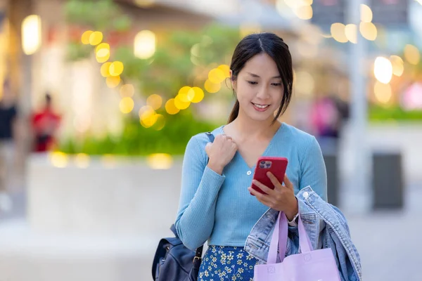 女性は買い物に行くと携帯電話の使用 — ストック写真