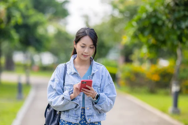 Mujer Asiática Utilizar Teléfono Inteligente Parque — Foto de Stock