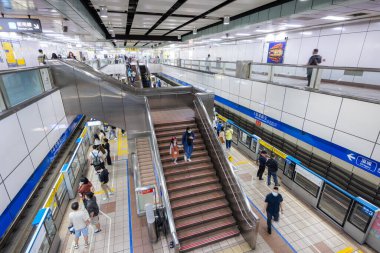 Taipei, Tayvan - 14 Mart 2022: Taipei şehrindeki Zhongxiao Xinsheng metro istasyonu