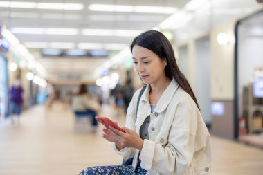 Alışveriş merkezinde kadın cep telefonu kullanımı