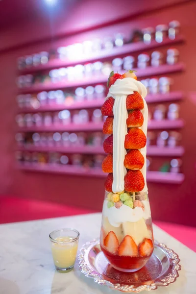 Tower Strawberry Dessert Restaurant — Stock Photo, Image