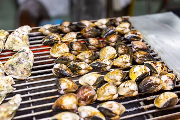 路上市場における金属網上のグリルカキの貝やエビ — ストック写真