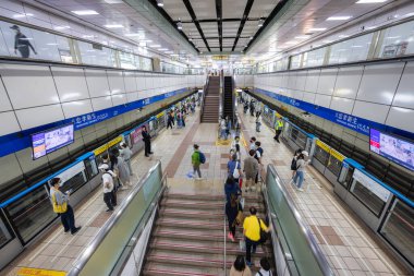 Taipei, Tayvan - 14 Mart 2022: Taipei şehrindeki Zhongxiao Xinsheng metro istasyonu