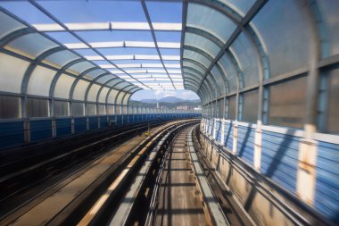 Tünelin içinde hareket eden trenin hareket bulanıklığı