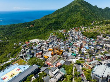İnsansız hava aracı Tayvan Jiufen köyünün üzerinde uçuyor.