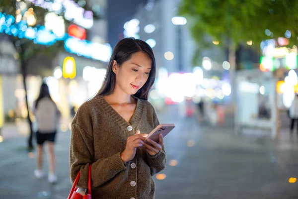 Mulher Usar Telefone Inteligente Para Tirar Foto Cidade Taipei — Fotografia de Stock