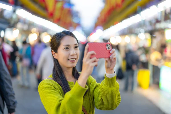 Travel Kvinna Använda Mobiltelefon För Att Foto Keelung Street Market — Stockfoto