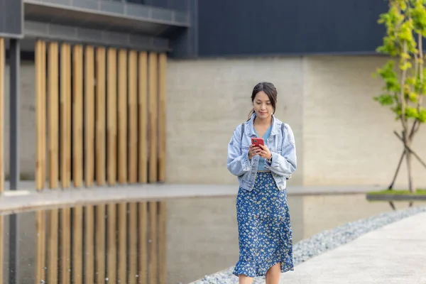 Mujer Caminar Calle Con Teléfono —  Fotos de Stock