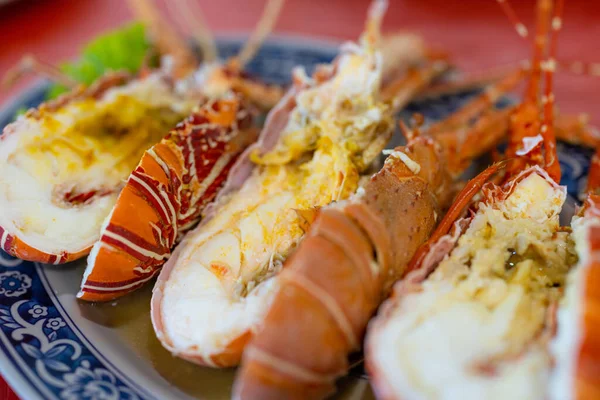 餐馆里的蒸龙虾海鲜菜 — 图库照片