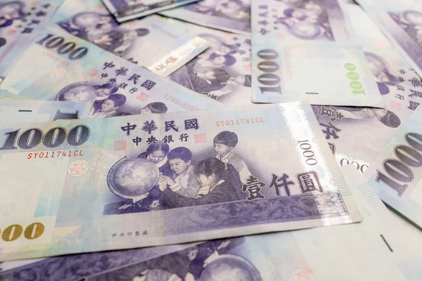 テーブルの上の台湾ドルの多く — ストック写真