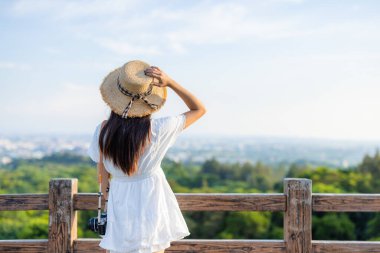 Gezgin kadın manzaranın tadını çıkar.