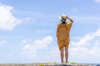Kadınlar deniz manzarasının tadını çıkarır.