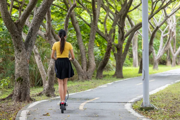 Parkta Motorsikletle Oynayan Bir Kadın — Stok fotoğraf