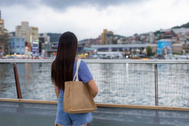 Tayvan 'ın Keelung şehrinde denize bakan turist kadın