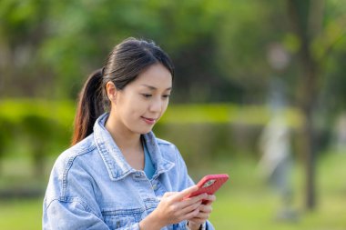 Yeşil arkaplan üzerinde kadın cep telefonu kullanımı