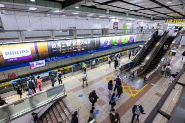 Taipei, Tayvan - 14 Mart 2022: Taipei şehrindeki Zhongxiao Xinsheng metro istasyonu