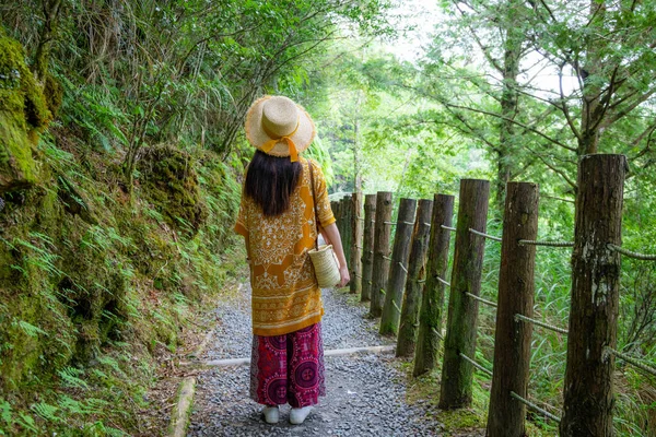 Wanita Berjalan Jalan Setapak Pedesaan — Stok Foto